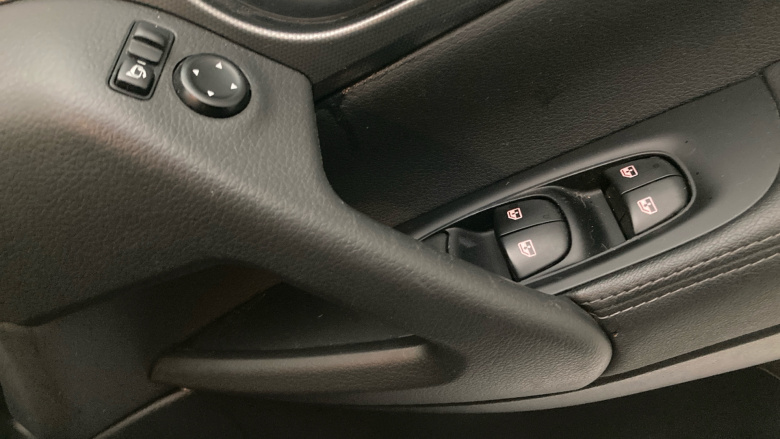 Nissan Qashqai 1.3 DiG-T N-Connecta 5dr Petrol Hatchback